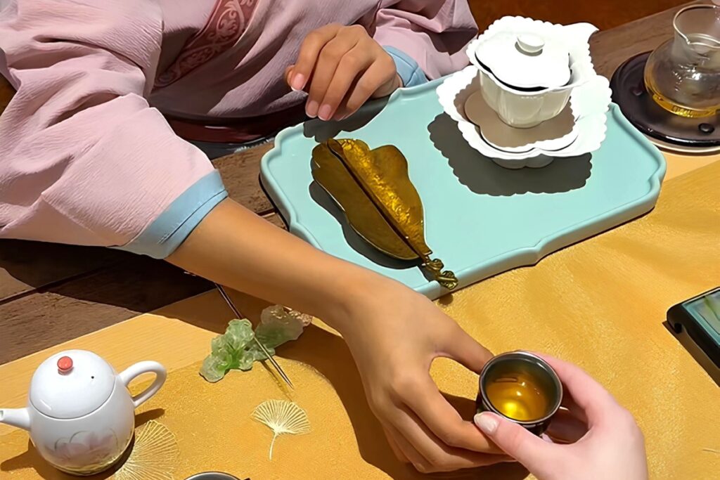 Traditional Chinese tea ceremony at Ming Yue Fine Tea in Dubai