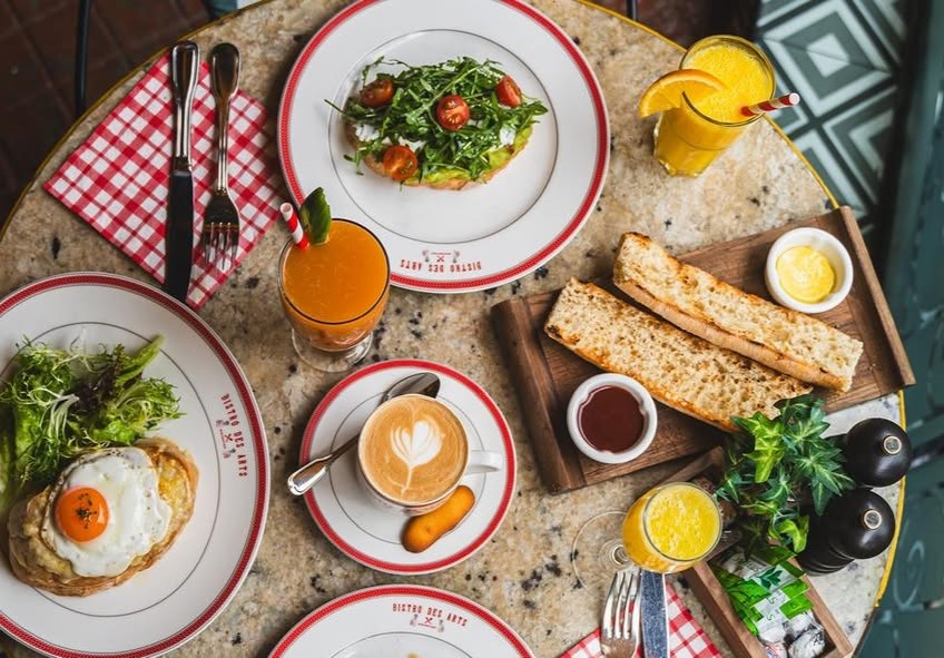 Bistro Des Arts French restaurant overlooking Dubai Marina